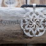 Ладинец. Серебро Ладинец. Серебро 925 пробы. Диаметр 32 мм. Вес около 8 гр. Камни - фианиты. (2)