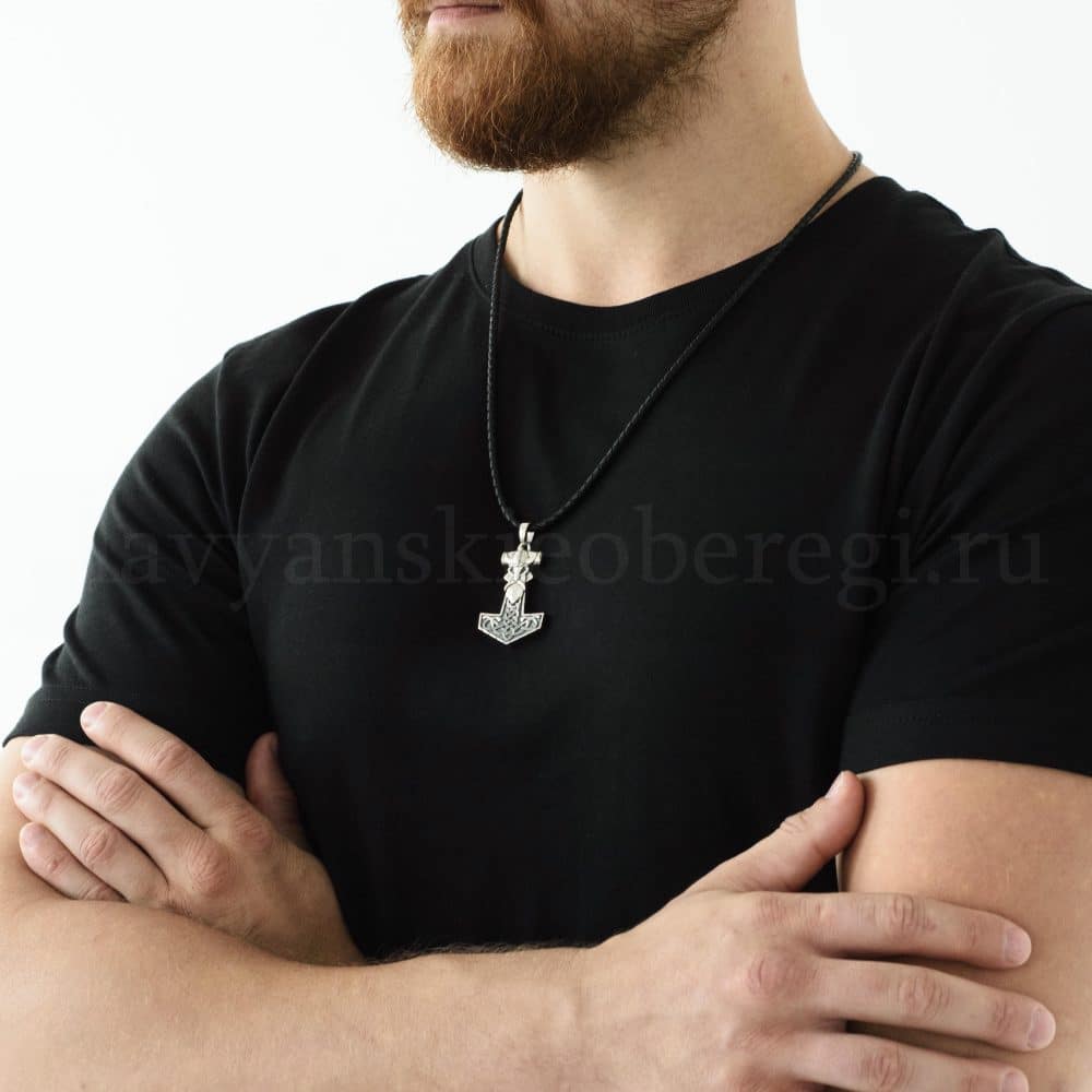 Серебряный кулон Молот Тора 925 пробы на шее на модели